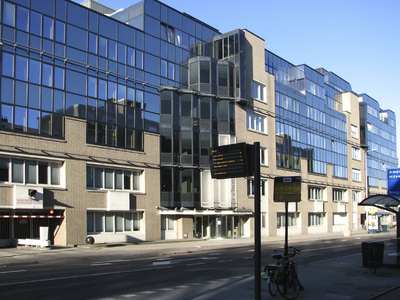872053 Gezicht op de moderne kantoorgebouwen aan de noordwest zijde van de St. Jacobsstraat in Wijk C te Urecht.